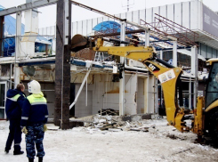Ночной клуб «Звездный» в центре Волгограда сносит тяжелая техника