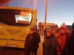 Кондуктор автобуса спасала пассажирку до приезда скорой помощи в Волгограде