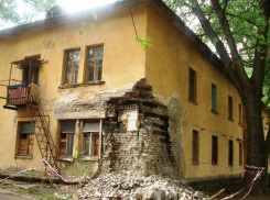 Жители сотен домов в Волгоградской области проживают в своих квартирах с риском для жизни 