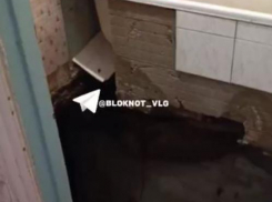 Пол в ванной обрушился в волгоградской квартире во время капремонта
