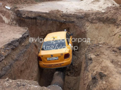 Такси провалилось в траншею посреди дороги в Волгограде