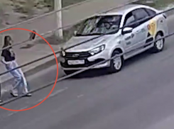 Парень с девушкой «нырнули» на дорогу перед несущимся авто: шок-ДТП в Волгограде попало на видео
