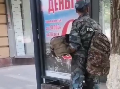 Мужчина в полицейской форме справил нужду в центре Волгограда - видео 