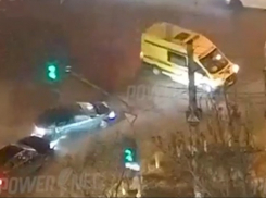 Скорая попала в тройное ДТП на самом опасном перекрестке волгоградской Спартановки: видео