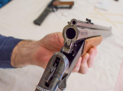 Волжанин устроил стрельбу из ружья с балкона