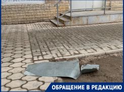 Капремонт сдуло ветром в центре Волгограда: кусок железа упал под окна «Пятерочки»