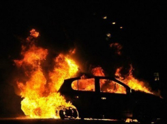 Toyota Camry сгорела ночью в Ворошиловском районе Волгограда