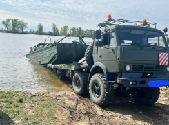 Военные восстановили затонувшую переправу под Волгоградом
