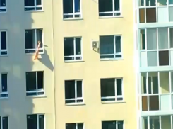 В Волгограде маленькая девочка едва не выпала из окна седьмого этажа
