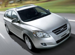 В Волжском водитель на Kia врезалась в столб: пострадали двое