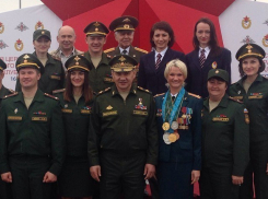 Сергей Шойгу вручил погоны майора волгоградке Елене Исинбаевой