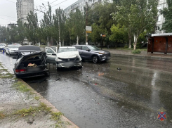 Разворот закончился тройным ДТП у «Парк Хауса» в Волгограде