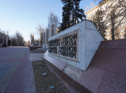 Объект культурного наследия разрушается на Аллее Героев в центре Волгограда
