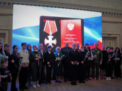 Родным восьми погибших на СВО бойцов передали ордена Мужества под Волгоградом