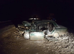 Двое волгоградцев попали в больницу после ДТП ВАЗ-2106 с КамАЗом