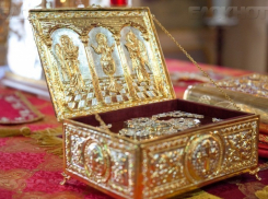 Православные прикоснулись к частицам Креста и Хитона Господня в Волгограде