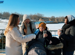 «Захожу - ноги окаменели. Ну все, мне пора отсюда»: волгоградцы радостно отправили детей в ледяную купель