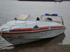 Тело 12-летнего мальчика ищут водолазы: новости об опрокинувшемся в Камышине катере на утро 16 апреля