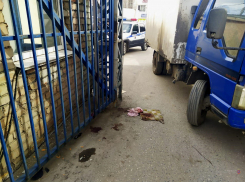 В Волгограде сорвавшийся с тормозов грузовик насмерть задавил водителя