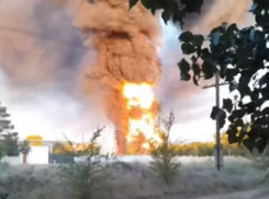 «Было шесть взрывов»: пожар на нефтебазе в Калаче попал на видео 