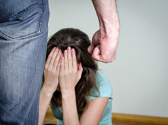 В Волжском мужчина в порыве ярости переломал ребра своей любимой