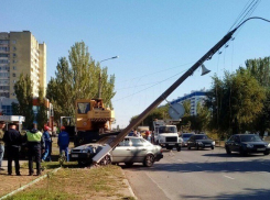 В городе-спутнике Волгограда легковушка снесла бетонный фонарный столб
