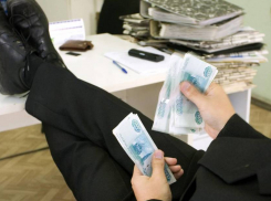 Начальник райотдела ЖКХ с подчиненными вымогал взятки у торговцев в Волгограде