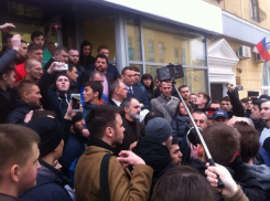 В Волгограде Навальному вручили фашистскую каску 