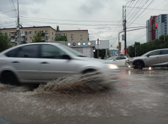 Волгоград встал в десятибалльной пробке из-за мощного ливня