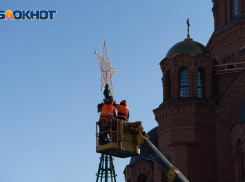 Еще одну новогоднюю елку устанавливают в центре Волгограда