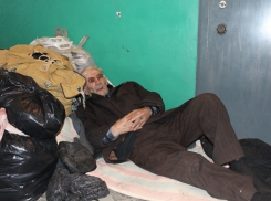 В Волгограде 79-летний пенсионер уже 2 недели вынужден спать в подъезде