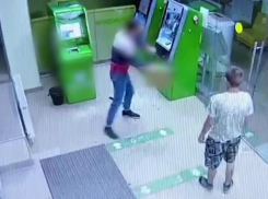 Двое парней взломали банкомат Сбербанка стулом в Волгограде: ЧП попало на видео
