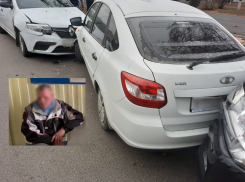 Угонщик такси протаранил пять авто при бегстве от полиции: видео из центра Волгограда