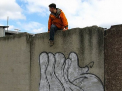 Жадный отец убегал от судебных приставов через забор в Камышине