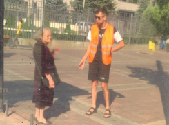 Кондуктор в бархатном платье: «королеву в изгнании» с пажем заметили в волгоградском троллейбусе