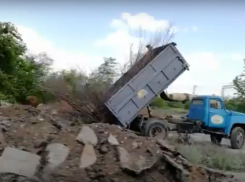 Администрация Дзержинского района приказала рабочим вывозить мусор куда придется
