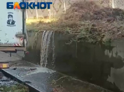 «Куда течет, зачем течет?»: двухнедельный водопад образовался в Волгограде