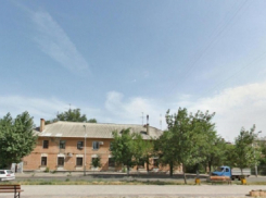 Жители аварийного дома на юге Волгограда платят 5 тысяч рублей за холодные трубы 