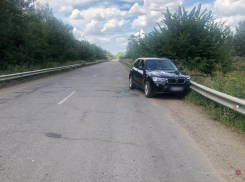 Под Волгоградом водитель на кроссовере премиум-класса врезался в отбойник и скончался на месте
