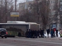 На остановке в Волгограде пассажиры подтолкнули буксующий автобус 