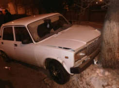 Водитель снес шлагбаум и врезался в дерево в Волгограде