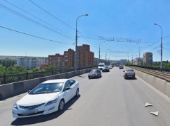 «Пробки каждый день и ужасные ямы»: волгоградцы требуют решить проблему с мостом в Красноармейском районе