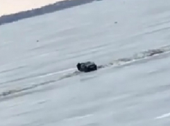 В Волгоградской области машина провалилась под лёд на Волге: видео