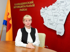 65-летнего главу района заменили на блондинку под Волгоградом