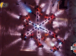 Автомобилисты Волжского сделали самую большую в России снежинку из 90 машин