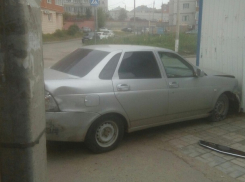 Лихач на Hyundai протаранил киоск на западе Волгограда, бросил машину и скрылся на попутке 