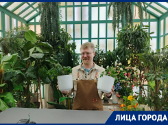 «Самый любимый – перец на кошачьем наполнителе»: биолог-экспериментатор из Волгограда выращивает клубнику в тумбочке и помидоры в шкафу