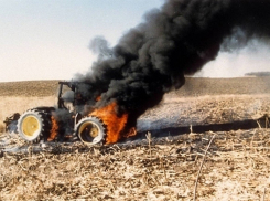 Ночью под Волгоградом сгорели два трактора