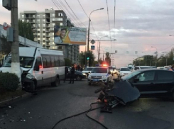 Пять пассажиров маршрутки пострадали в мощном столкновении с иномаркой в центре Волгограда