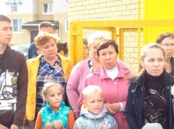 Жители Волжского на камеру попросили Владимира Путина помочь им выжить без горячей воды